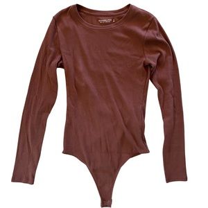 Long-Sleeve Ribbed Crew Bodysuit in Brown size small